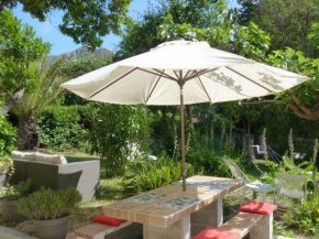 Large private garden, quiet 2-bedroom apartment, air conditioning, wifi, parking